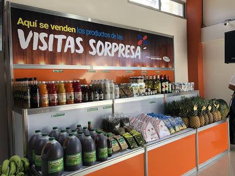 Danilo inagura supermercado Fuerzas Armadas; instalan exhibidor productos visitas sorpresa.