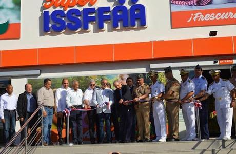 Danilo inagura supermercado Fuerzas Armadas; instalan exhibidor productos visitas sorpresa.