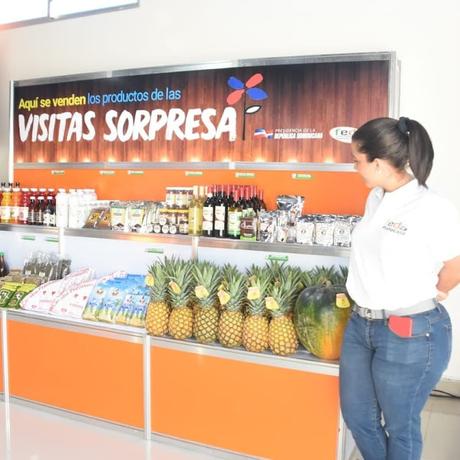Danilo inagura supermercado Fuerzas Armadas; instalan exhibidor productos visitas sorpresa.