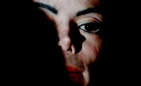 MICHAEL JACKSON, CONDENADO POR UN DOCUMENTAL CONVERTIDO EN JUICIO    Un documental basado en dos testimonios ha conseguido convencer a muchos de que Michael Jackson era un abusador de menores. Y basándose en ese reportaje se le ha condenado. Sin embarg...