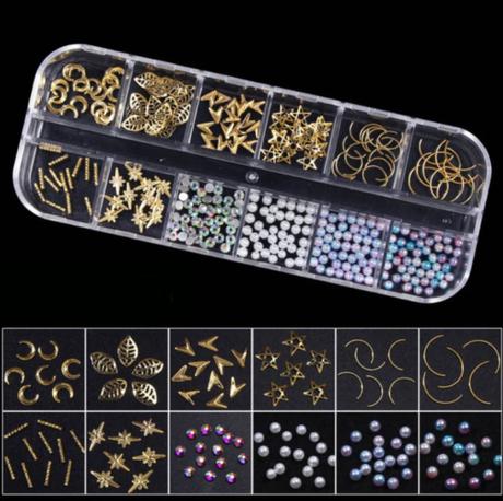 decoracion de uñas perlas y formas metálicas oro