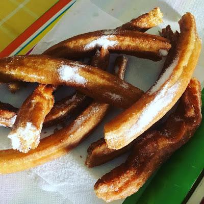 desayuno domingo, zumo, fresas, porras, 