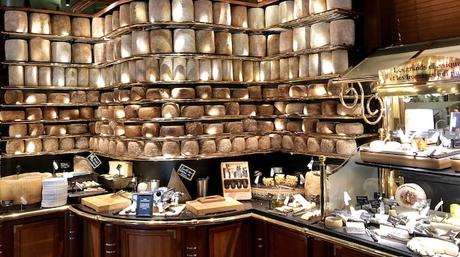Les Grands Buffets, una experiencia gastronómica de lujo en forma de buffet libre les grands buffets quesos surtidos