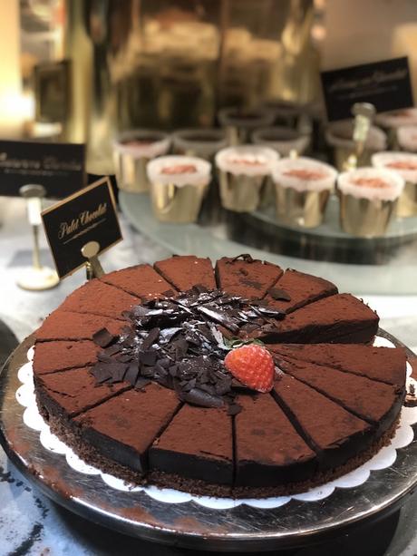 Les Grands Buffets, una experiencia gastronómica de lujo en forma de buffet libre les grands buffets buffet de postres