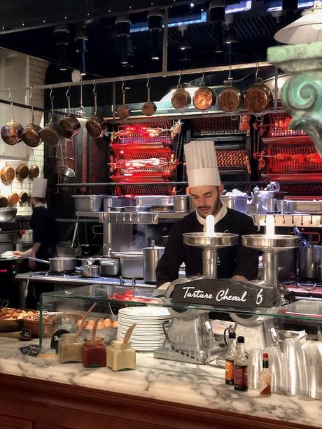 Les Grands Buffets, una experiencia gastronómica de lujo en forma de buffet libre les grands buffets rostisserie