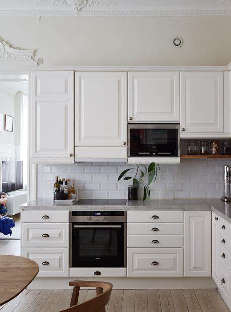 Personalidad RetroChic con molduras y un sofisticado blanco.