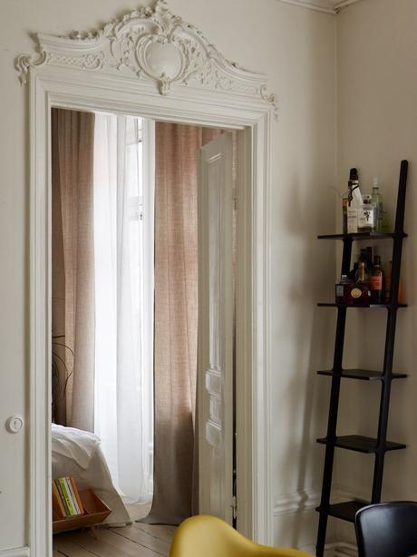 Personalidad RetroChic con molduras y un sofisticado blanco.