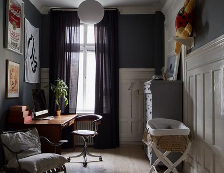 Personalidad RetroChic con molduras y un sofisticado blanco.