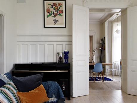 Personalidad RetroChic con molduras y un sofisticado blanco.