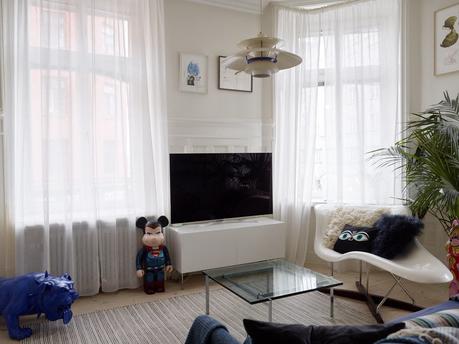 Personalidad RetroChic con molduras y un sofisticado blanco.