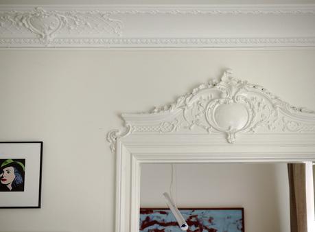 Personalidad RetroChic con molduras y un sofisticado blanco.