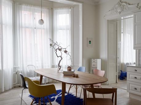 Personalidad RetroChic con molduras y un sofisticado blanco.