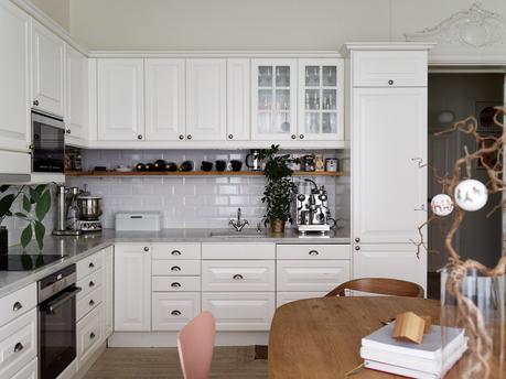 Personalidad RetroChic con molduras y un sofisticado blanco.