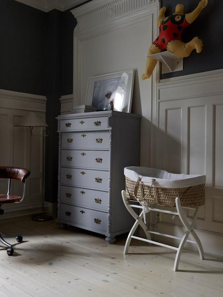 Personalidad RetroChic con molduras y un sofisticado blanco.