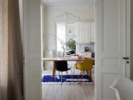 Personalidad RetroChic con molduras y un sofisticado blanco.