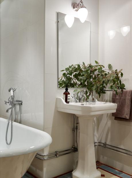 Personalidad RetroChic con molduras y un sofisticado blanco.