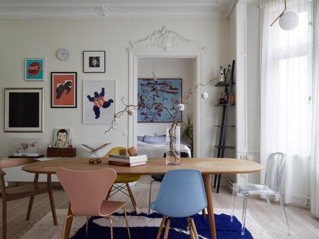 Personalidad RetroChic con molduras y un sofisticado blanco.