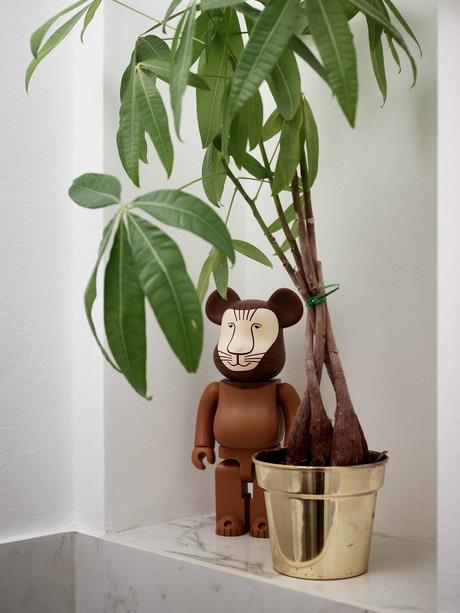 Personalidad RetroChic con molduras y un sofisticado blanco.