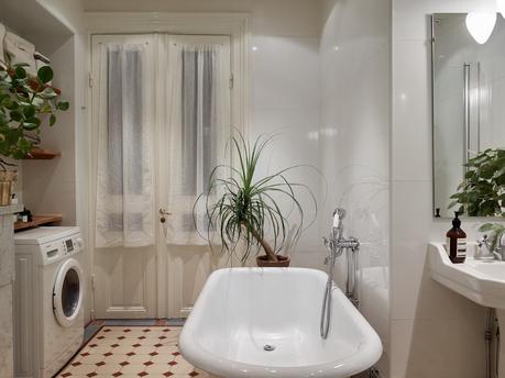 Personalidad RetroChic con molduras y un sofisticado blanco.