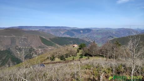 Subiendo al Pico Brañasín, vista de la cabaña