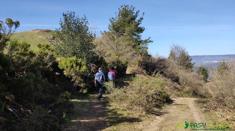 Desvío a la derecha para subir a la cima del Pico Brañasín