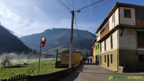 Por las calles de Tuña hacia Brañasin