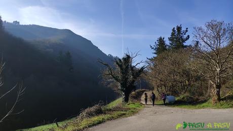 Desvío a la izquierda hacia Brañasin a la salida de Tuña