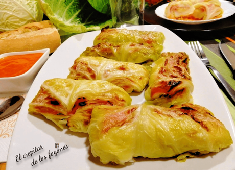 HOJAS DE COL RELLENAS CON SALSA DE PIQUILLOS Y TOMATE