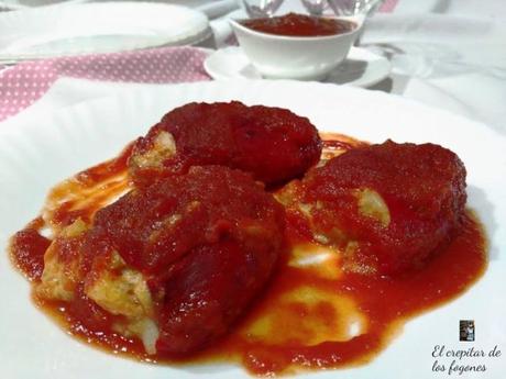 HOJAS DE COL RELLENAS CON SALSA DE PIQUILLOS Y TOMATE