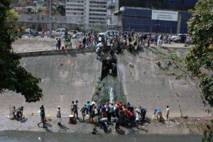 En Venezuela la gente bebe agua de las alcantarillas y del río Guaire!