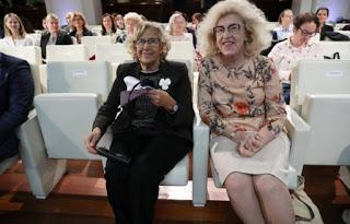 La alcaldesa Manuela Carmena y la embajadora polaca Marzenna Adamczyk