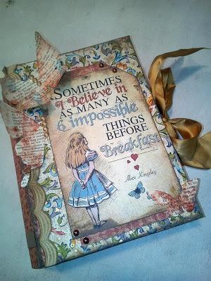 Alice in Wonderland, un álbum/libro precioso Alice in Wonderland, un álbum/libro precioso