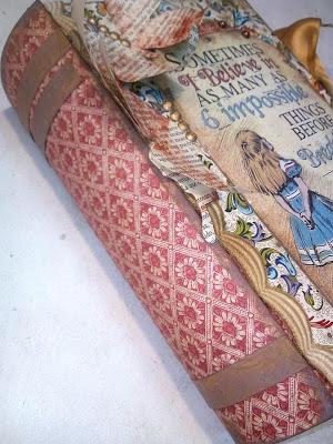 Alice in Wonderland, un álbum/libro precioso Alice in Wonderland, un álbum/libro precioso