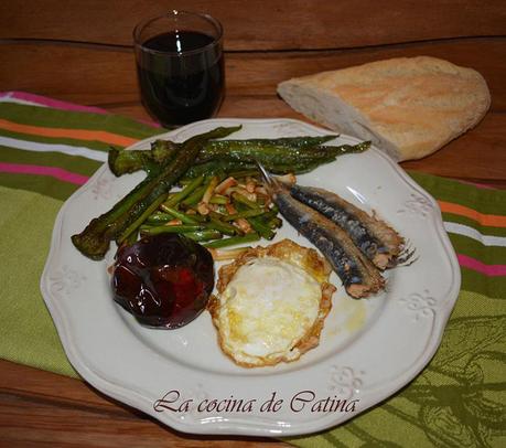 Huevos fritos con sardinas y ajos tiernos Huevos fritos con sardinas y ajos tiernos