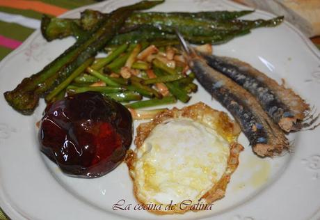 Huevos fritos con sardinas y ajos tiernos