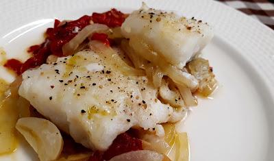 BACALAO FRESCO CON CEBOLLA Y PIMIENTOS DEL PIQUILLO