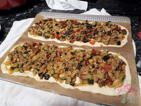 COCA TIPO RECAPTE CON SALCHICHAS COCA TIPO RECAPTE CON SALCHICHAS