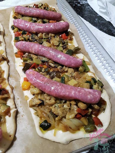 COCA TIPO RECAPTE CON SALCHICHAS COCA TIPO RECAPTE CON SALCHICHAS