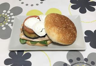 Hamburguesa de pollo y berenjena Hamburguesa de pollo y berenjena