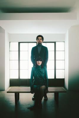 Karen O y Danger Mouse: Comparten el tema Turn The Light Karen O y Danger Mouse: Comparten el tema Turn The Light