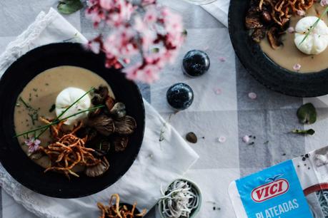 Crema de setas , crujiente de plateadas y huevo poché Crema de setas , crujiente de plateadas y huevo poché