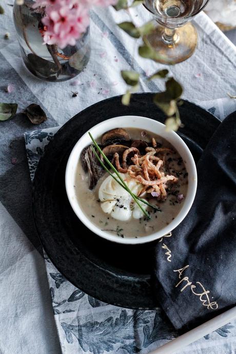 Crema de setas , crujiente de plateadas y huevo poché Crema de setas , crujiente de plateadas y huevo poché