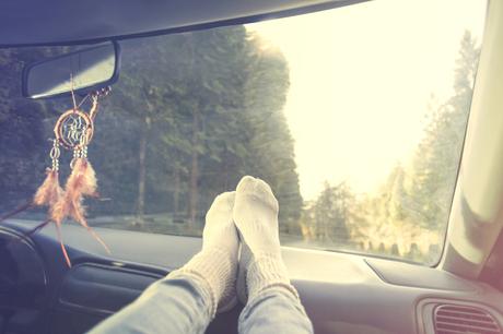 Feet-dashboard-roadtrip ▷ Cómo asegurarse de que su automóvil esté listo para su próximo viaje por carretera