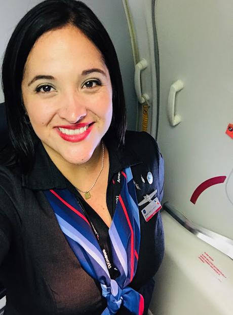 María Verónica García, Auxiliar de Vuelo ecuatoriana de American Airlines Por el mundo con Ecuador en el corazón