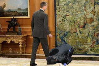 A la izquierda, un rey; a la derecha, un vasallo.