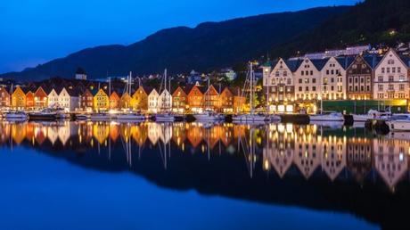 Fotos-de-Bergen-en-Noruega-Bryggen-de-noche ▷ 10 razones principales para viajar por el fiordo noruego en invierno