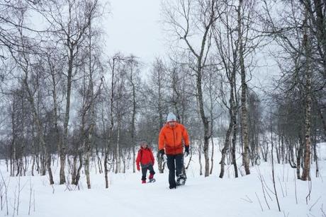Fotos-de-Myrkdalen-en-Noruega-Pau-y-Luca-con-raquetas-de-nieve ▷ 10 razones principales para viajar por el fiordo noruego en invierno