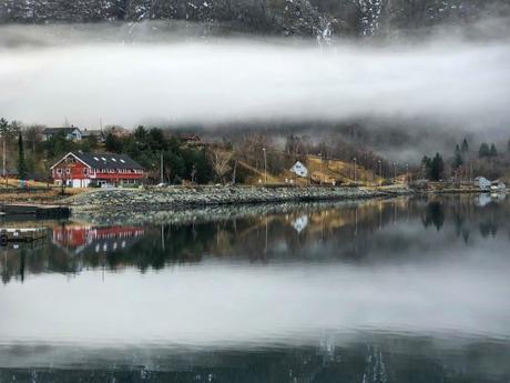 Fotos-de-Eidfjord-en-Noruega-casitas-de-colores-en-la-niebla ▷ 10 razones principales para viajar por el fiordo noruego en invierno