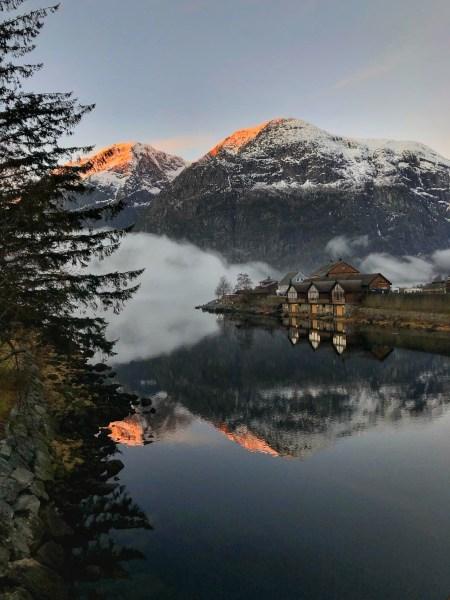 Fotos-de-Eidfjord-en-Noruega-atardecer-y-casitas-de-colores ▷ 10 razones principales para viajar por el fiordo noruego en invierno