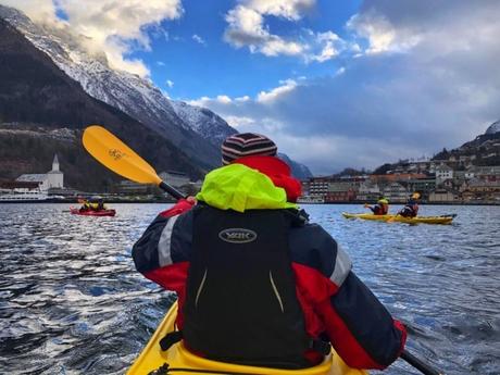 Fotos-de-Odda-en-Noruega-Pau-en-kayak-por-el-fiordo ▷ 10 razones principales para viajar por el fiordo noruego en invierno